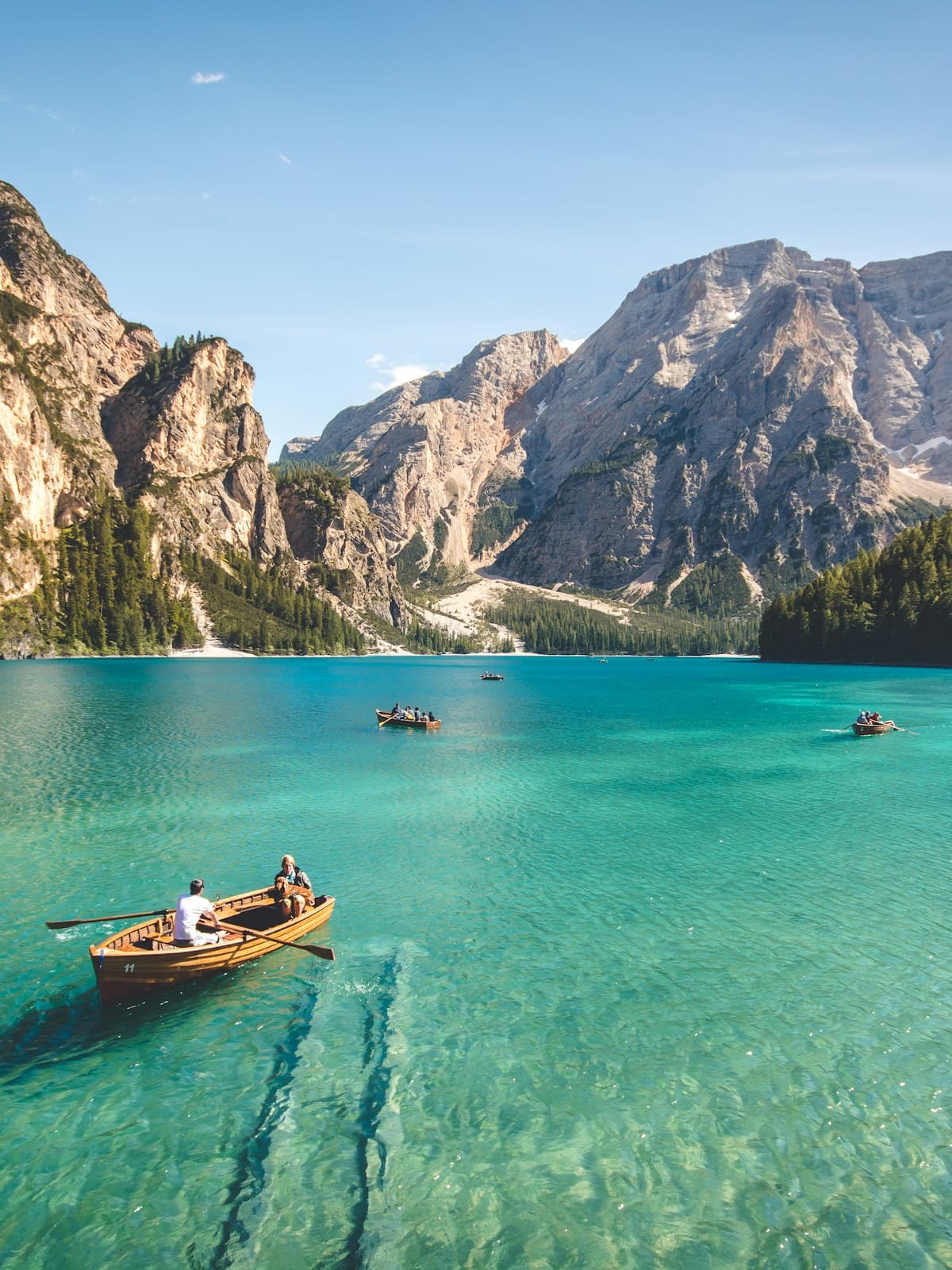 群山与湖泊间的周末旅行风景